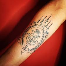 Buddhist monks originally engraved sak yant into warriors seeking protection and strength in battle. Sak Yant Meaning Thai Tattoo Meaning Thai Tattoo Cafe