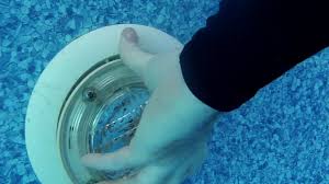 how to remove a pool light you