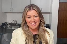 Kelly clarkson having very busy effortlessly manages her multiple responsibilities and roles. Kelly Clarkson Wins Twice At 2021 Daytime Emmy Awards Billboard