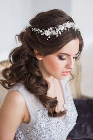 Невеста предстает перед гостями и будущим мужем в белом костюме, словно принцесса. Svadebnye Pricheski Na Dlinnye Volosy 2020 100 Foto Idej Dlya Ukladok