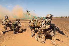 In future, up to 450 german soldiers can be deployed for this purpose, 100 more than before. Bundeswehr Soldiers Part Of The Un Mission In Mali Train With Romanian Pilots And Their Puma Helicopters In Fast Insertion Gao Mali 9 Feb 2020 2048 1365 Militaryporn