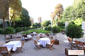 eating in the gardens of the maison de