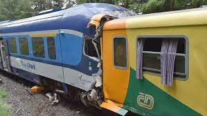 Ve vykolejeném vlaku se stále nachází 15 až 20 lidí, kteří volají o pomoc. Policie Obvinila Strojvedouciho Za Nehodu Vlaku U Perninku Kde Zemreli Dva Lide Aktualne Cz