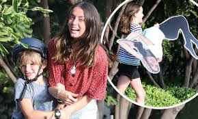 Ben affleck and ana de armas took their romance to the next level as she was seen out with his three children. Ben Affleck Girlfriend Ana De Armas Proves She S A Big Hit With His Kids Daily Mail Online