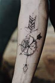 Arrow Compass Tattoo - Artwork by Outsider Tattoo | Diseños de tatuajes  para hombres, Tatuajes para hombres, Tatuaje de flecha y brújula