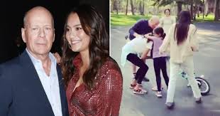Actor🎭 pablo perillo bruce willis double contacto 👇 📧 dobledebrucewillis@hotmail.com tiktok.com/@brucew007. Bruce Willis Wife And Ex Demi Moore Teach Young Daughter To Ride Bike Metro News