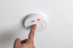 What does blinking red light mean on smoke detector?