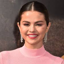 selena gomez shows off natural hair in