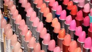 mac cosmetics giving out free lipstick