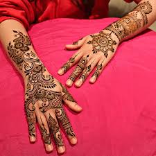 You can apply same pattern on the fingers of your left and right hands very easily. 41 Backhand Mehndi Designs For Brides Bridesmaids