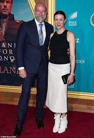 The 39 years old, sam heughan is yet to be married, so don't have a wife. Sam Heughan And Caitriona Balfe Are Among The Uber Chic Arrivals At Outlander Season Five Premiere Readsector