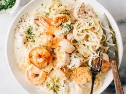 easy seafood pasta with garlic cream