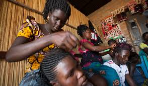 مجموعة الأمم المتحدة للتنمية المستدامة | مصففة شعر تتعافى من آثار الإغتصاب  وزواج الأطفال في أوغندا