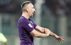 Tutti in piedi per applaudire ribery, ma proprio tutti, anche i tifosi del milan, tutto il mondo del calcio: Ribery Baggio And Batistuta Inspired Me To Join Fiorentina Forza Italian Football