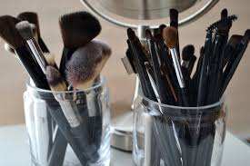brush cleaning with tea tree oil
