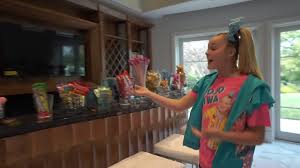 Joelle joanie jojo siwa (born may 19, 2003) is an american dancer, singer, actress, and youtube personality. Youtuber Jojo Siwa Gave A Tour Of Her New Home That Has A Candy Bar In It