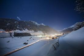 Sun, spaß und viel erholung zu jeder jahreszeit im alpinen höhenreizklima. Tvb Stubai Tirol Andre Schoenherr Neustift At Night 01 Haus Mali