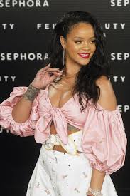 The famous singer and now actress tweeted some pictures on twitter and posted some on instagram to showcase her new look. 8 Iconic Times Rihanna S Hair Was The Complete Definition Of Mane Goals
