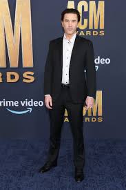 alan ritchson at acm awards 2022