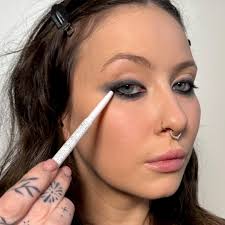 in grunge makeup tutorial