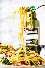spaghetti aglio e olio with broccoli