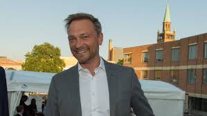 A member of the christian democratic union (cdu), he served as a member of the european parliament (mep) from 1989 to 1994 and was elected to the bundestag from 1994 until 2009. Fdp Chef Frisch Verliebt Christian Lindner Hat Eine Neue Freundin N Tv De