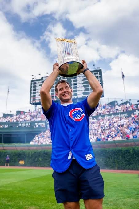 Epic moment Chicago Cubs legend Anthony Rizzo catches another home run ball in Wrigley Field bleachers