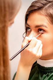 makeup artist to apply concealer