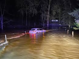 Alors que dinant et namur sont sous eau. Inondations Les Pompiers Interviennent Deux Fois Pour Sauver Des Automobilistes Imprudents Matele