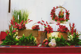 Kebutuhan acara kian hari semakin beragam, termasuk dengan dekorasi bunga meja. Dekorasi Bunga Liturgis Pentakosta Serafien2010 S Blog