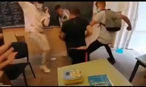 Anchetă într-o școală din Arad: Un elev a fost lovit cu pumnii și picioarele de mai mai mulți colegi | VIDEO : Europa FM