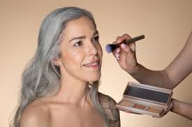 makeup artist holding contouring