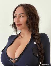 乌克兰模特曾因「L罩杯」遭欺凌，她如今甩阴霾月赚182万元_路易莎_胸部_乳房