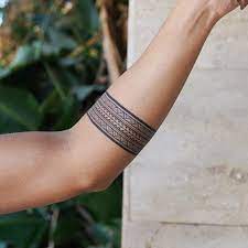 La signification du tatouage bracelet maorie bras homme - Charliebirdy