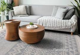 what colour rugs work with a grey soaf