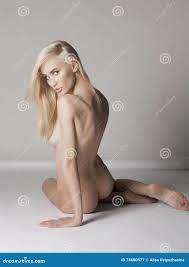 Naakte mooie blonde vrouw stock afbeelding. Image of gezond - 74680577