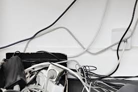 Was kann passieren wenn ein kabel durchbohrt wird? Kabelmanagement Kabel Ordnen Und Verstecken Am Schreibtisch Tipps Gegen Kabelsalat Buroratgeber Von Buromobel Experte