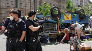 The berlin administrative court has rejected a first urgent application by the lateral thinking demonstrators for this sunday. Mobil Ini Jadi Korban Aksi Demo Perubahan Iklim Di Berlin