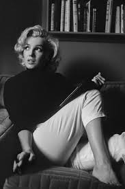 marilyn monroe lit un livre à la maison