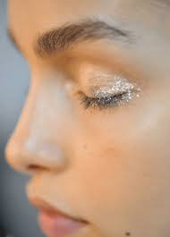 creative ways to wear glitter makeup