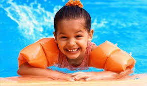 Resultado de imagem para crianças na piscina