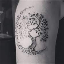 un petit arbre de vie avec une lune composée des initiales des enfants . .  . #treetattoo #treeoflife #blackink… | Tatouage arbre de vie, Beau tatouage,  Arbre de vie