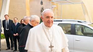Papež františek dnes v poledne přiletěl do bagdádu. Papez Frantisek Ukazal Sve Nove Auto O Skromnosti Zjevne Jen Nemluvi Autoforum Cz