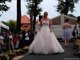 Der stil muss zu melanies figur passen brautkleid statt uniform 06:56. Erstes Wedding Festival Von Prom Dress Inhaber Hannes Schrader In Gadesbunden Nienburg