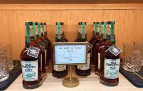The renowned canadian whisky, married in white oak barrels. Tarifs Douaniers Les Distillateurs De Whisky Canadien Craignent Une Replique De Trump Le Devoir