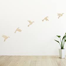 vogels voor aan de muur buiten