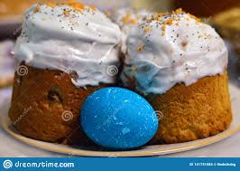 Friss dich dumm kuchen | davon bekommst du nie genug! Gemaltes Osterei Und Kuchen Auf Einer Platte Helles Blaues Gesprenkeltes Ei Stockfoto Bild Von Kuchen Farbe 141731084