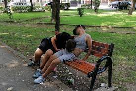 FOTO. Tineri drogați și inconștienți, în plină zi, în parcurile din municipiul Satu Mare