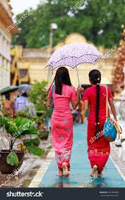 Unidentified Woman Wearing Traditional Burmese Longyi, arkistovalokuva  341394998 | Shutterstock