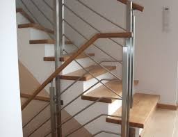 Treppengeländer aus edelstahl mit horizontalen füllstäben. Metallbau Thiel Metallbau